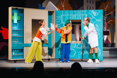 Elena-Maria Knapp (Elfi), Frederick Redavid (Franz), Raphael Kübler (Apotheker) | © Amir Kaufmann Elena-Maria Knapp (Elfi), Frederick Redavid (Franz), Raphael Kübler (Apotheker) | © Amir Kaufmann