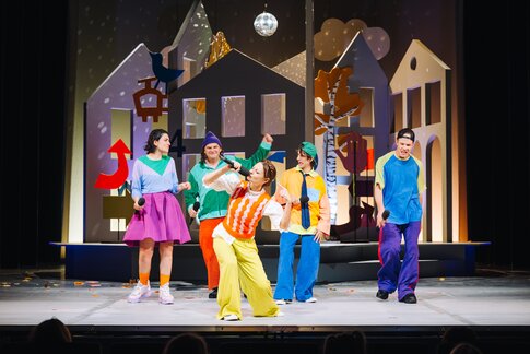 Laetitia Toursarkissian (Gabi), Hans Danner (Eberhard), Elena-Maria Knapp (Elfi), Frederick Redavid (Franz), Raphael Kübler (Josef)