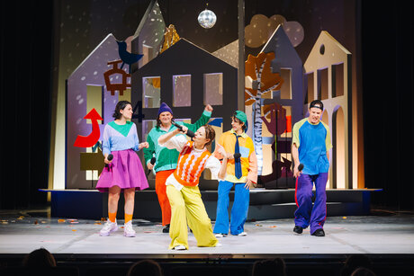 Laetitia Toursarkissian (Gabi), Hans Danner (Eberhard), Elena-Maria Knapp (Elfi), Frederick Redavid (Franz), Raphael Kübler (Josef) | © Amir Kaufmann Laetitia Toursarkissian (Gabi), Hans Danner (Eberhard), Elena-Maria Knapp (Elfi), Frederick Redavid (Franz), Raphael Kübler (Josef) | © Amir Kaufmann