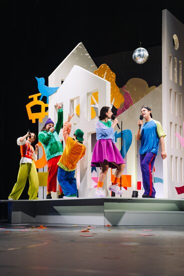 Elena-Maria Knapp (Elfi), Hans Danner (Eberhard), Frederick Redavid (Franz), Laetitia Toursarkissian (Gabi), Raphael Kübler (Josef) | © Amir Kaufmann