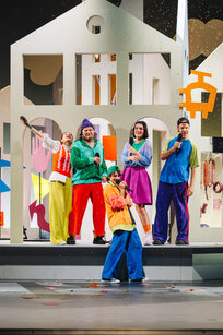 Elena-Maria Knapp (Elfi), Hans Danner (Eberhard), Frederick Redavid (Franz), Laetitia Toursarkissian (Gabi), Raphael Kübler (Josef) | © Amir Kaufmann Elena-Maria Knapp (Elfi), Hans Danner (Eberhard), Frederick Redavid (Franz), Laetitia Toursarkissian (Gabi), Raphael Kübler (Josef) | © Amir Kaufmann