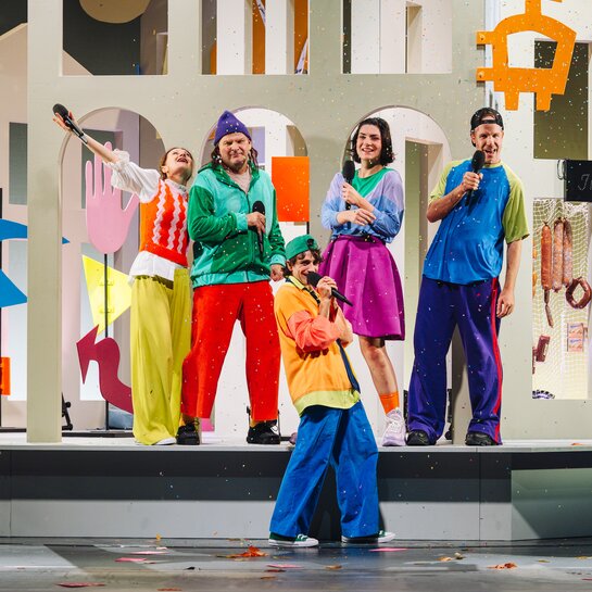 Elena-Maria Knapp (Elfi), Hans Danner (Eberhard), Frederick Redavid (Franz), Laetitia Toursarkissian (Gabi), Raphael Kübler (Josef) | © Amir Kaufmann Elena-Maria Knapp (Elfi), Hans Danner (Eberhard), Frederick Redavid (Franz), Laetitia Toursarkissian (Gabi), Raphael Kübler (Josef) | © Amir Kaufmann