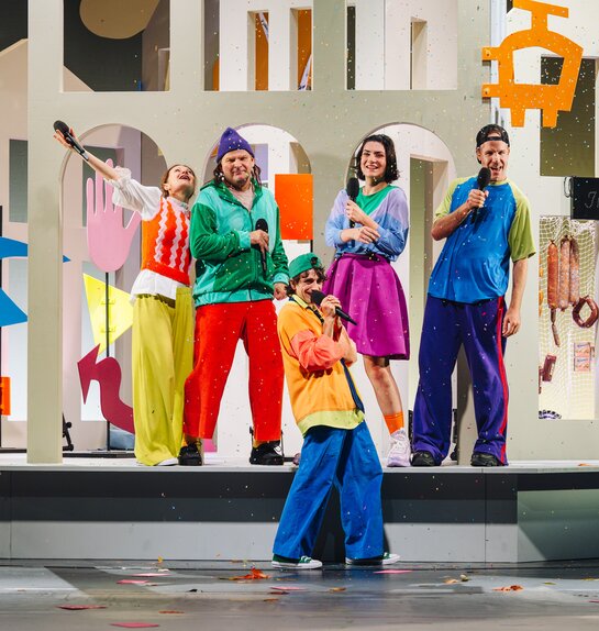 Elena-Maria Knapp (Elfi), Hans Danner (Eberhard), Frederick Redavid (Franz), Laetitia Toursarkissian (Gabi), Raphael Kübler (Josef)