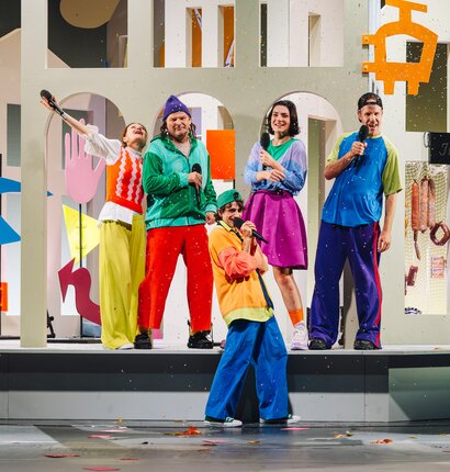 Elena-Maria Knapp (Elfi), Hans Danner (Eberhard), Frederick Redavid (Franz), Laetitia Toursarkissian (Gabi), Raphael Kübler (Josef)