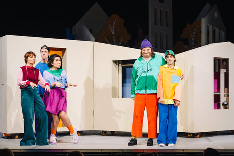 Elena-Maria Knapp (Erzählerin), Raphael Kübler (Erzähler), Laetitia Toursarkissian (Erzählerin), Hans Danner (Eberhard), Frederick Redavid (Franz) | © Amir Kaufmann Elena-Maria Knapp (Erzählerin), Raphael Kübler (Erzähler), Laetitia Toursarkissian (Erzählerin), Hans Danner (Eberhard), Frederick Redavid (Franz) | © Amir Kaufmann