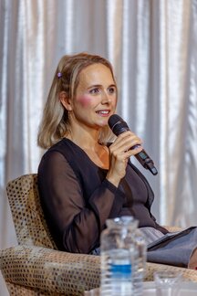 Moderatorin Rebecca Sandbichler