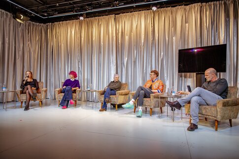 Rebecca Sandbichler (Moderatorin), Floh (Queeres Chaos Kollektiv), Dr. Ulrike Paul (Psychologin & Sexualpädagogin); Philipp Moschitz (Frank’n’Furter in «The Rocky Horror Show»), Marcel Leemann (Co-Direktor Tanz)