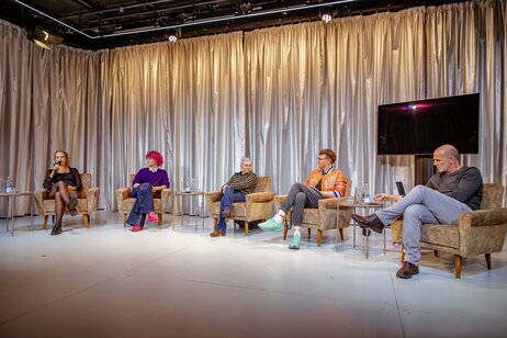 Rebecca Sandbichler (Moderatorin), Floh (Queeres Chaos Kollektiv), Dr. Ulrike Paul (Psychologin & Sexualpädagogin); Philipp Moschitz (Frank’n’Furter in «The Rocky Horror Show»), Marcel Leemann (Co-Direktor Tanz) | © Victor Klein