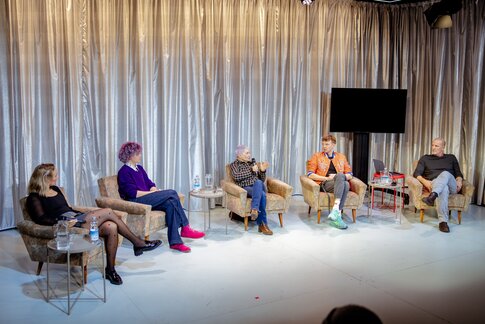 Rebecca Sandbichler (Moderatorin), Floh (Queeres Chaos Kollektiv), Dr. Ulrike Paul (Psychologin & Sexualpädagogin); Philipp Moschitz (Frank’n’Furter in «The Rocky Horror Show»), Marcel Leemann (Co-Direktor Tanz)