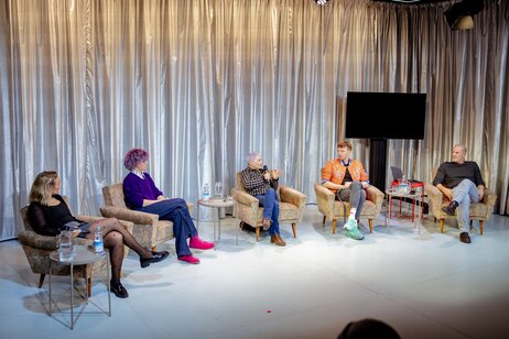 Rebecca Sandbichler (Moderatorin), Floh (Queeres Chaos Kollektiv), Dr. Ulrike Paul (Psychologin & Sexualpädagogin); Philipp Moschitz (Frank’n’Furter in «The Rocky Horror Show»), Marcel Leemann (Co-Direktor Tanz) | © Victor Klein