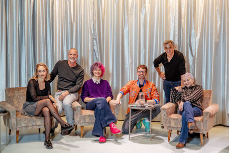 Rebecca Sandbichler (Moderatorin), Marcel Leemann (Co-Direktor Tanz), Floh (Queeres Chaos Kollektiv), Philipp Moschitz (Frank’n’Furter in «The Rocky Horror Show»), Stefan Späti (Co-Direktor Tanz), Dr. Ulrike Paul (Psychologin & Sexualpädagogin) | © Victor Klein Rebecca Sandbichler (Moderatorin), Marcel Leemann (Co-Direktor Tanz), Floh (Queeres Chaos Kollektiv), Philipp Moschitz (Frank’n’Furter in «The Rocky Horror Show»), Stefan Späti (Co-Direktor Tanz), Dr. Ulrike Paul (Psychologin & Sexualpädagogin) | © Victor Klein