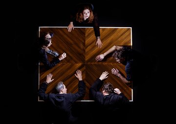 Hedwig Schuster (Sara Nunius), die immer noch den Jubel vom Heldenplatz hört, am Tisch mit Herrn Landauer (Tommy Fischnaller-Wachtler), Prof. Liebig (Philipp Rudig), Prof. Robert Schuster (Christoph Kail) und Anna (Julia Posch).