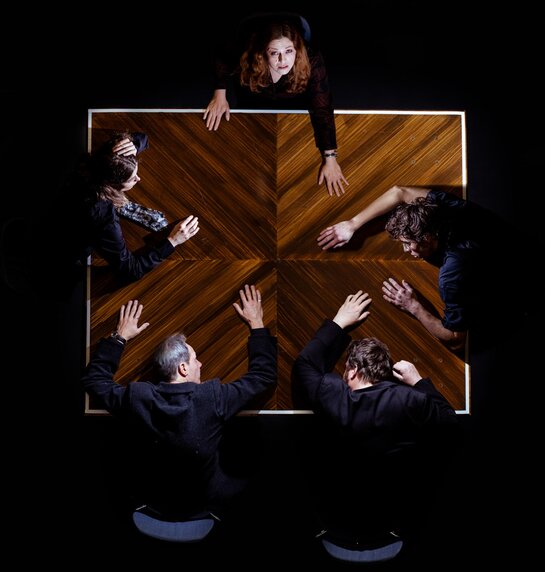 Hedwig Schuster (Sara Nunius), die immer noch den Jubel vom Heldenplatz hört, am Tisch mit Herrn Landauer (Tommy Fischnaller-Wachtler), Prof. Liebig (Philipp Rudig), Prof. Robert Schuster (Christoph Kail) und Anna (Julia Posch). | © Victor Klein