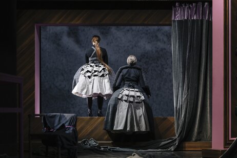 Sara Nunius (Herta) & Marie-Therese Futterknecht (Frau Zittel) | © Marcella Ruiz Cruz