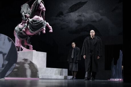 Julia Posch (Anna) & Christoph Kail (Prof. Robert Schuster) | © Marcella Ruiz Cruz