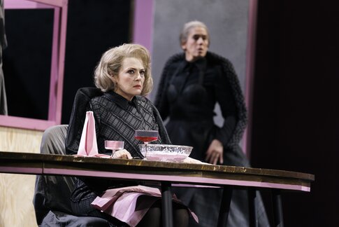 Sara Nunius (Hedwig, genannt Frau Prof. Schuster), Marie-Therese Futterknecht (Frau Zittel)