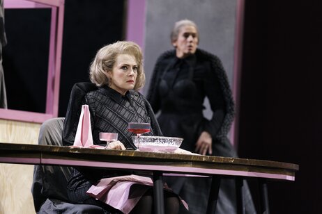 Sara Nunius (Hedwig, genannt Frau Prof. Schuster), Marie-Therese Futterknecht (Frau Zittel) | © Marcella Ruiz Cruz