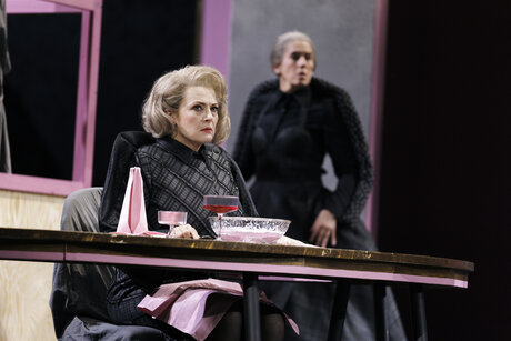 Sara Nunius (Hedwig, genannt Frau Prof. Schuster), Marie-Therese Futterknecht (Frau Zittel) | © Marcella Ruiz Cruz