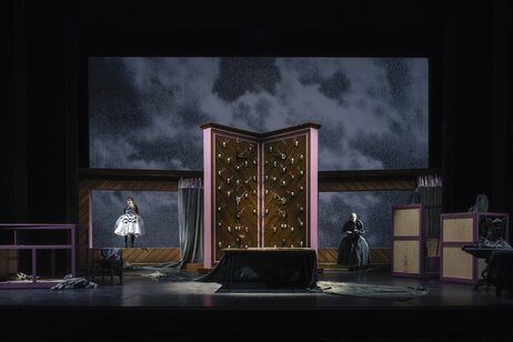 Sara Nunius (Herta) & Marie-Therese Futterknecht (Frau Zittel) | © Marcella Ruiz Cruz