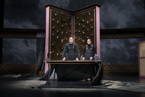 Marie-Therese Futterknecht (Frau Zittel) & Sara Nunius (Herta)