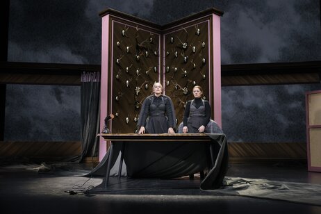 Marie-Therese Futterknecht (Frau Zittel) & Sara Nunius (Herta) | © Marcella Ruiz Cruz