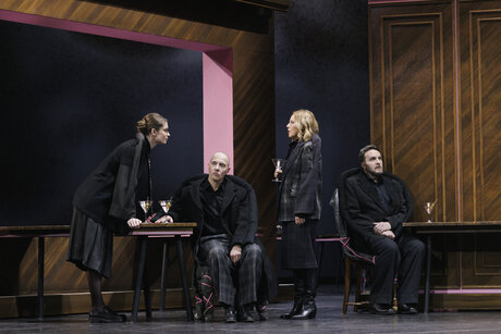 Julia Posch (Anna), Christoph Kail (Prof. Robert Schuster), Ulrike Lasta (Olga) & Philipp Rudig (Prof. Liebig) | © Marcella Ruiz Cruz