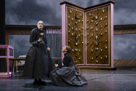 Marie-Therese Futterknecht (Frau Zittel) & Sara Nunius (Herta) | © Marcella Ruiz Cruz