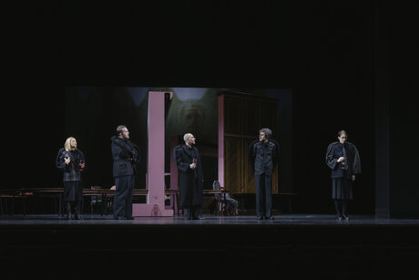 Ulrike Lasta (Olga), Philipp Rudig (Prof. Liebig), Christoph Kail (Prof. Robert Schuster), Tommy Fischnaller-Wachtler (Herr Landauer) & Julia Posch (Anna)  | © Marcella Ruiz Cruz
