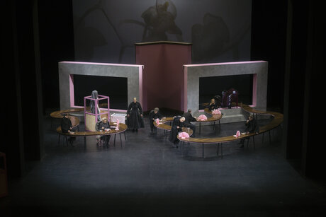 Patrick Ljuboja (Lukas), Sara Nunius (Hedwig, genannt Frau Prof. Schuster), Marie-Therese Futterknecht (Frau Zittel), Tommy Fischnaller-Wachtler (Herr Landauer), Christoph Kail (Prof. Robert Schuster), Philipp Rudig (Prof. Liebig), Ulrike Lasta (Olga), & Julia Posch (Anna) | © Marcella Ruiz Cruz