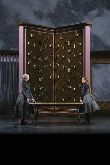 Marie-Therese Futterknecht (Frau Zittel) & Sara Nunius (Herta)