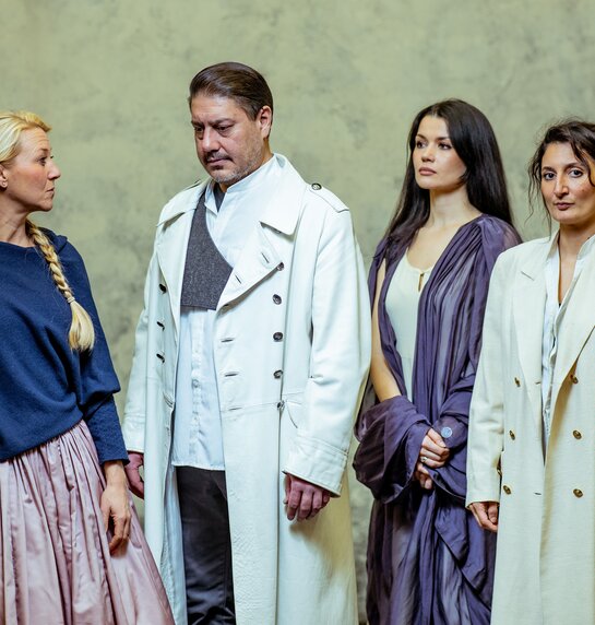 Ausdrucksstarkes Ensemble: Susanne Langbein als Elektra, Dovlet Nurgeldiyev als Idomeneo, Anastasia Lerman als Ilia und Camilla Lehmeier als Idamante. | © Victor Klein