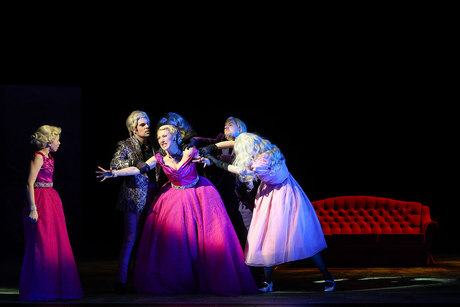 Neea Lillie Zerlauth (Elettra als Kind), Susanne Langbein (Elettra) & Chor | © Barbara Palffy