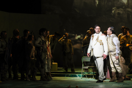 Dovlet Nurgeldiyev (Idomeneo), Jason Lee (Arbace) & Chor | © Barbara Palffy