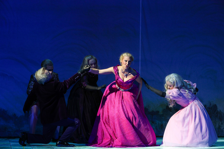 Susanne Langbein (Elettra) & Chor | © Barbara Palffy