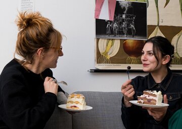Dramaturgin Uschi Oberleiter im Gespräch (bzw. beim Kuchenessen) mit Laetitia Toursarkissian.