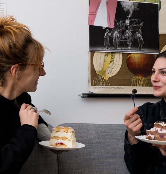 Dramaturgin Uschi Oberleiter im Gespräch (bzw. beim Kuchenessen) mit Laetitia Toursarkissian. | © Leon Arévalo