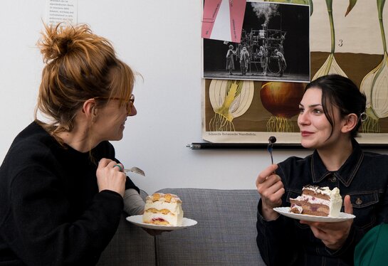 Dramaturgin Uschi Oberleiter im Gespräch (bzw. beim Kuchenessen) mit Laetitia Toursarkissian.