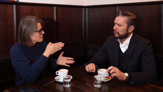 Regisseurin Jasmina Hadžiahmetović und Dirigent Enrico Calesso im Gespräch