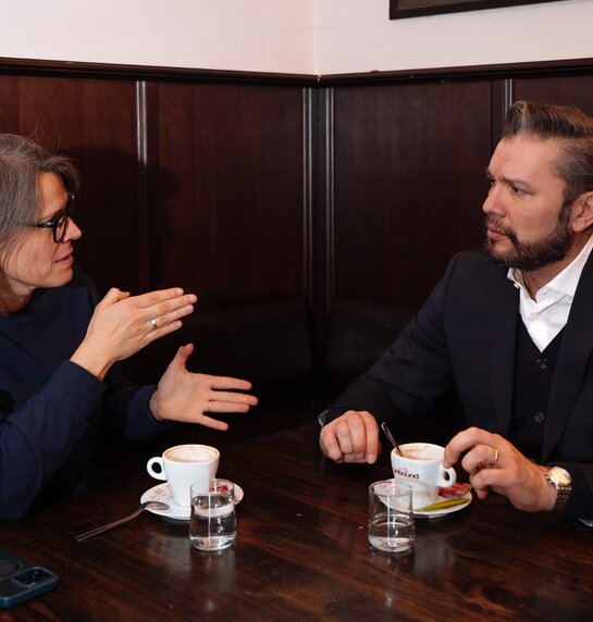 Regisseurin Jasmina Hadžiahmetović und Dirigent Enrico Calesso im Gespräch | © Leon Arevalo