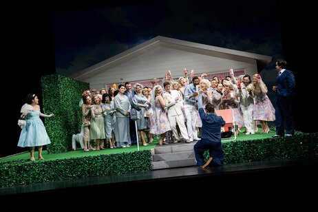 Yejin Kang (La cugina), Bernarda Klinar (Suzuki), Elissophie Davli (La madre), Christiana Oliveira (Cio-Cio-San), Adam Sánchez (B. F. Pinkerton), Jakob Nistler (Goro), Jacob Phillips (Sharpless) & Chor  | © Cordula Treml