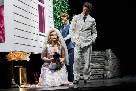 Cristiana Oliveira (Cio-Cio-San), Jakob Nistler (Goro) & Adam Sánchez (B. F. Pinkerton) | © Cordula Treml