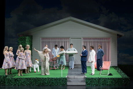 Cristiana Oliveira (Cio-Cio-San), Bernarda Klinar (Suzuki), Jacob Phillips (Sharpless), Adam Sánchez (B. F. Pinkerton), Jakob Nistler (Goro) & Chor | © Cordula Treml