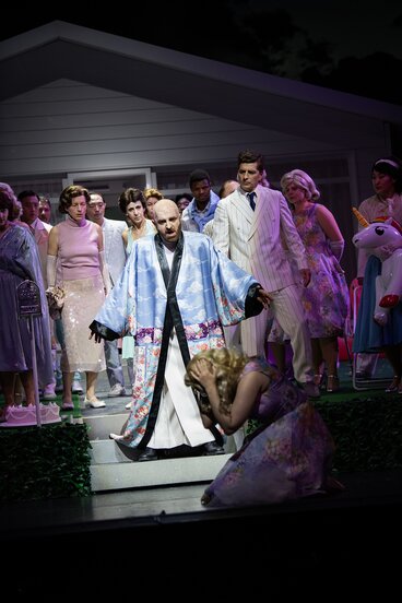Johannes Maria Wimmer (Bonzo), Cristiana Oliveira (Cio-Cio-San), Adam Sánchez (B. F. Pinkerton) & Chor | © Cordula Treml