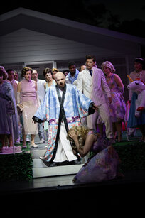 Johannes Maria Wimmer (Bonzo), Cristiana Oliveira (Cio-Cio-San), Adam Sánchez (B. F. Pinkerton) & Chor | © Cordula Treml