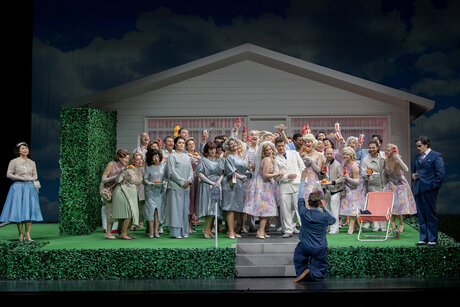 Qiong Wu (La cugina), Bernarda Klinar (Suzuki), Elissophie Davli (La madre), Cristiana Oliveira (Cio-Cio-San), Adam Sánchez (B.F. Pinkerton), Jakob Nistler (Goro), Jacob Phillips (Sharpless) & Chor | © Cordula Treml