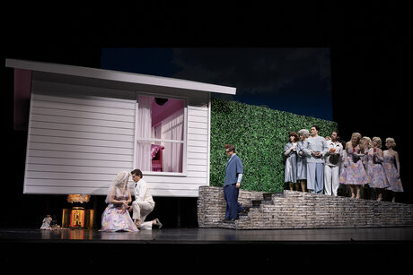 Cristiana Oliveira (Cio-Cio-San), Adam Sánchez (B. F. Pinkerton), Jakob Nistler (Goro), Bernarda Klinar (Suzuki) & Chor | © Cordula Treml
