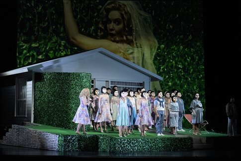 Cristiana Oliveira (Cio-Cio-San) & Chor