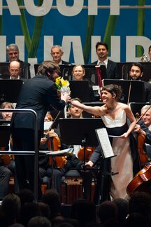 Neujahrskonzert 2026: Dirigent Ainārs Rubiķis Moderatorin Juliana Haider