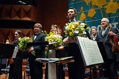 Neujahrskonzert 2026: Musikalische Leitung Ainārs Rubiķis, Moderation Andrea De Majo & Juliana Haider_01 | © WE FEEL