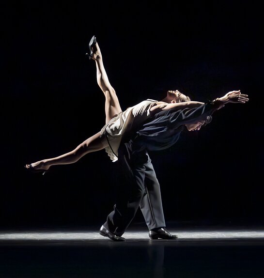 Stück: Secret Garden / Choreografie: Olivia Swintek Foto: Elizabeth Shupe, Giorgos Mitas